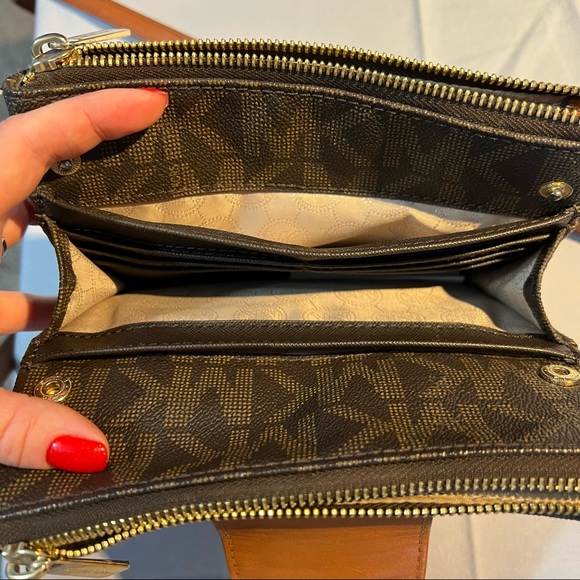 Michael Kors triple compartment logo crossbody - Picture 5 of 10